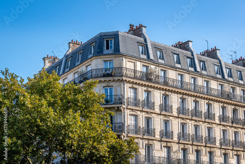 Façades d'immeubles parisiens résidentiels de style haussmannien le long d'une avenue bordée d'arbres. Concept de marché immobilier d'habitation pour les logements anciens en France et à Paris