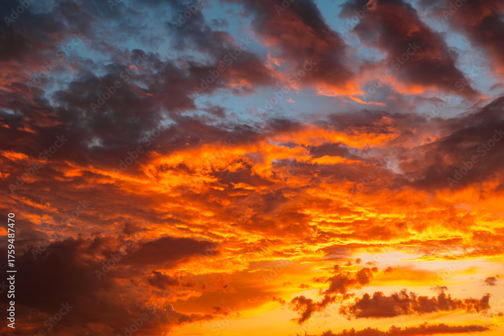 Fototapeta premium Dramatic partly cloudy sky background photo.