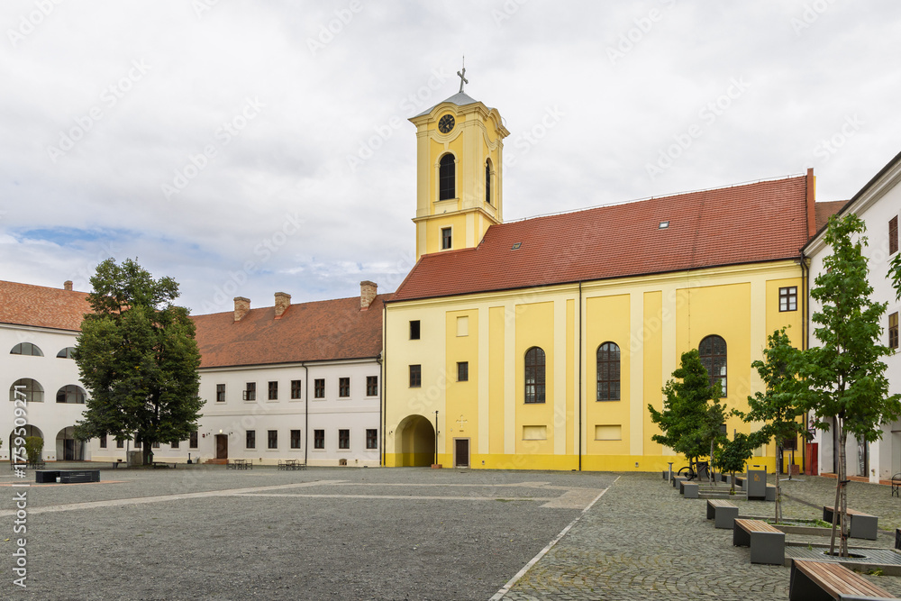 Obraz premium Fortress courtyard with yellow church in Oradea in Romania