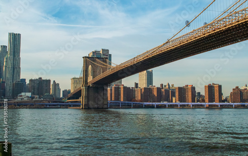 Vistas del puente de Brooklyn y los rascacielos del bajo Manhattan desde Brooklyn. Detalles arquitectónicos del icónico puente que conecta Brooklyn y Manhattan en Nueva York, USA. 11 11 2019.