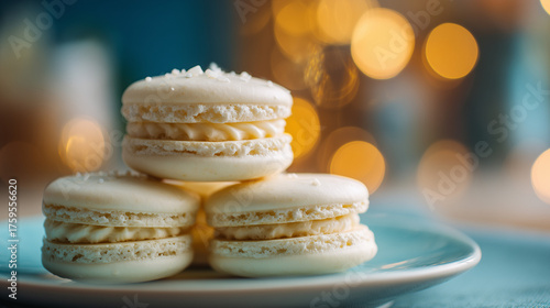白いチョコレートマカロンのクローズアップ、柔らかいカフェ背景 / Close-up of White Chocolate Macarons with Soft Café Background