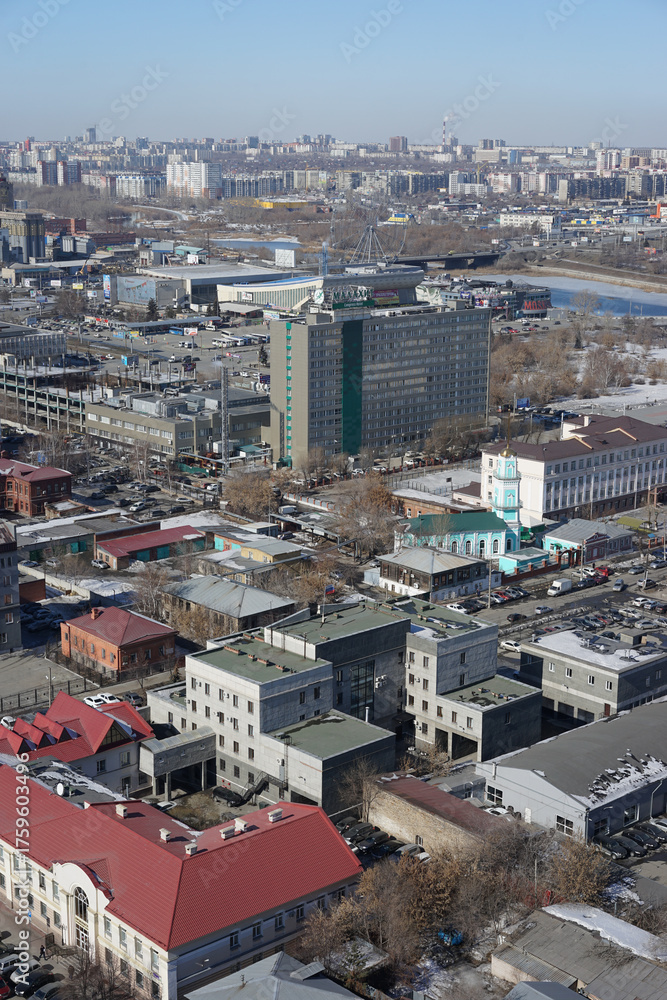 Obraz premium Panoramic view from above of the city of Chelyabinsk in Russia Many high-rise buildings of various types are visible, the sky is blue and clear, the weather is cold.
