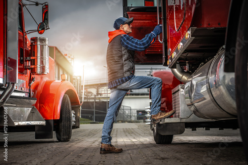 Billede på lærred Truck Driver Preparing for a Long Haul at Sunset