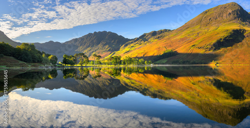 Photos Beautiful autumn morning reflections in Buttermere lake in The Lake District National Park, UK