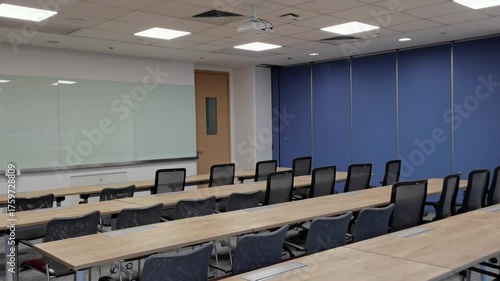 comfy view workplace,A vacant or available meeting room equipped with a large table and a projector.