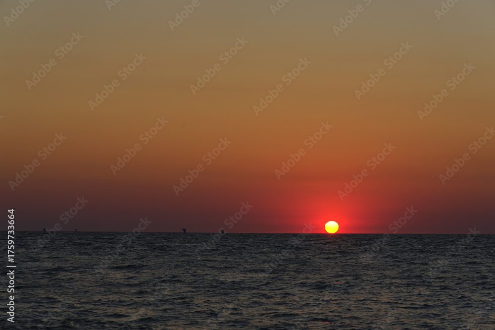 Fototapeta premium beautiful sunset over the sea