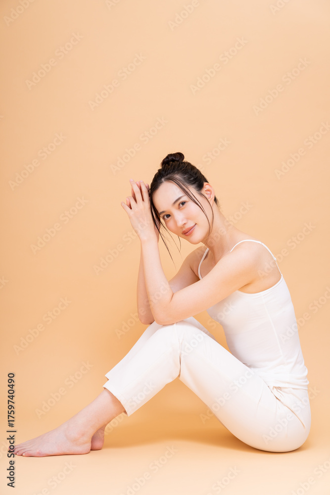 Naklejka premium 若い女性のボディケア