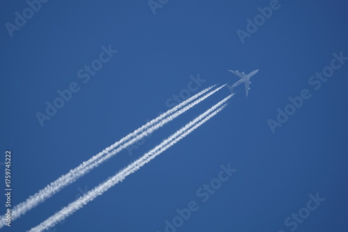 avion quadrimoteurs fumées diagonale