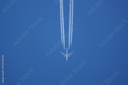avion quadrimoteurs chemtrails vertical