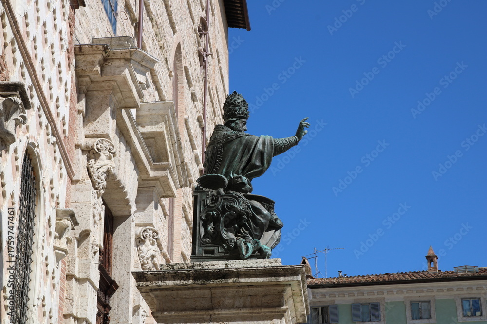 Obraz premium The statue of Pope Julius III stands prominently placed in front of the Cathedral of Saint Lorenzo in Perugia, Italy.