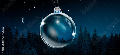 Gläserene Weihnachtskugel in einer Schneelandschaft