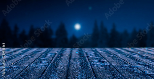 Leuchtender Stern am winterlichen Nachthimmel mit vereistem Holz im Vordergrund