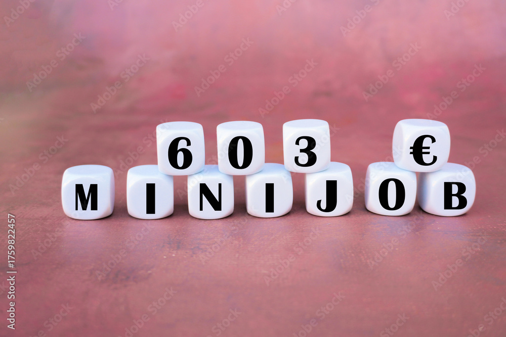 Obraz premium Würfel mit der Aufschrift 603 € Minijob da sich die Verdienstgrenze 2026 in Deutschland erhöht