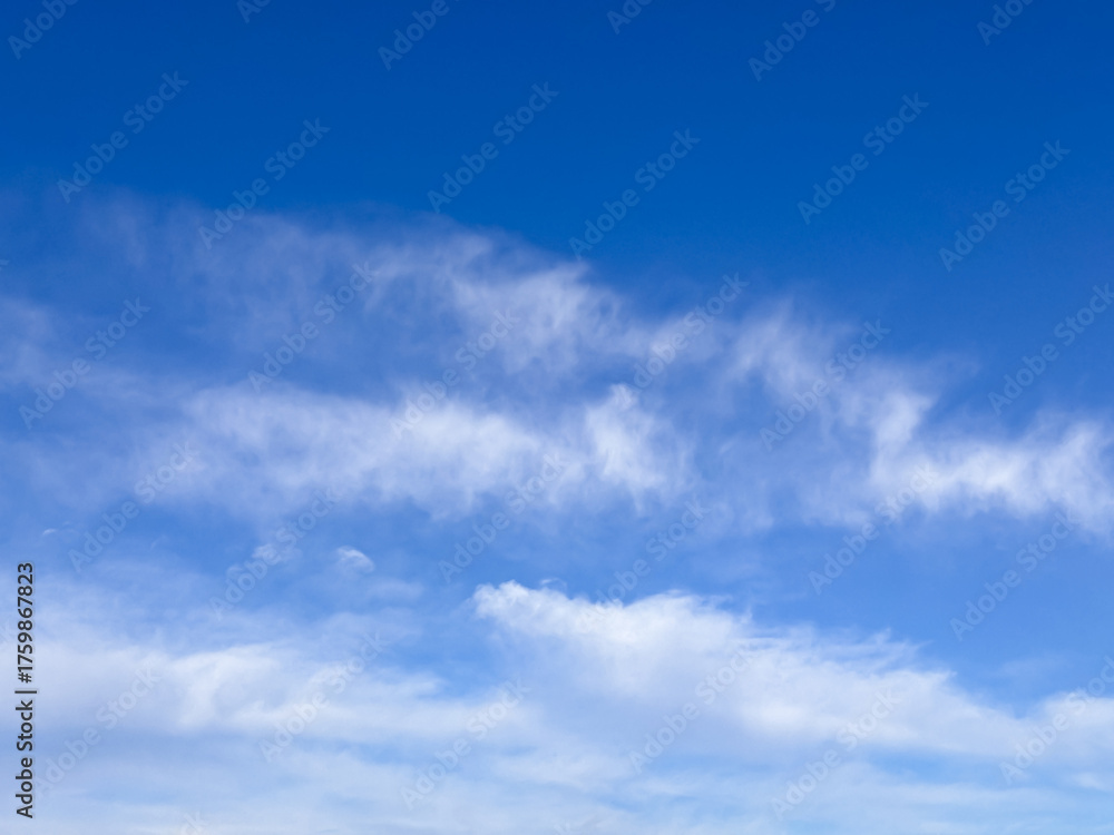 Fototapeta premium Scattered Cumulus Clouds in Bright Blue Sky