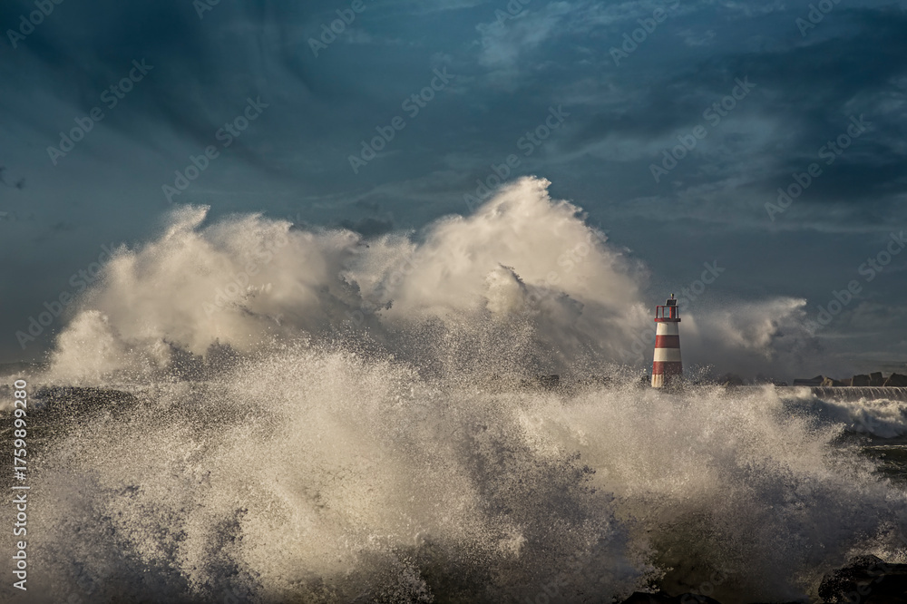 Fototapeta premium Big stormy sea wave splash
