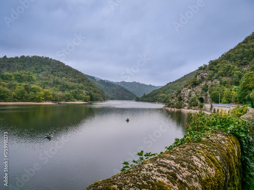 Pêcheurs en float-tube dans les gorges de la Loire en France