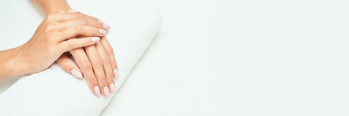 Leinwandbilder Nagelstudio Rosa Maniküre auf weißem Handtuch  © elenavolf