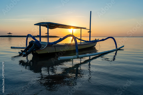Obraz na plátně Silhouette of fishing boat in Sanur beach during sunrise, Bali, Indonesia