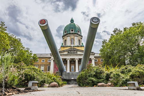 Fotografie Imperial War Museum London facade with twin naval guns