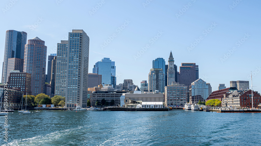 Obraz premium The skyline of downtown Boston viewed from water front