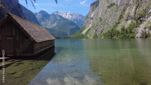 Blick über den Obersee mit Bootshütte