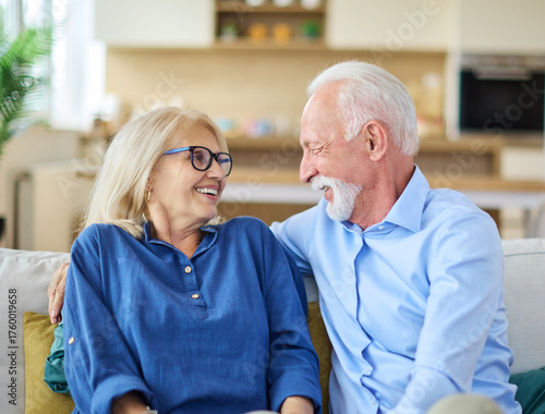 Foto Portrait of a happy senior couple embracing talking at home