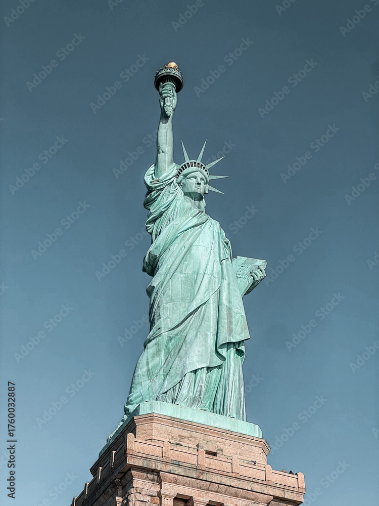 Fototapeta premium New York Trip walking by The Statue of Liberty and Brooklyn Bridge and 