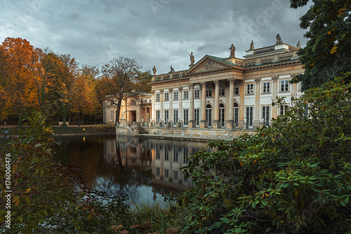 Jesienny widok na Pałac na Wyspie w parku łazienki Królewskie w Warszawie, polska