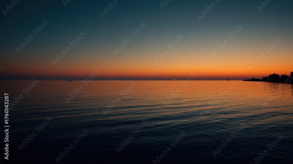 Obraz premium Serene Twilight Over Calm Waters, Beautiful Horizon with Warm Hues of Sunset and Tranquil Reflections on Still Surface of Ocean or Lake