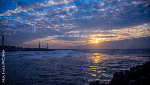 On the coast of Tongxiao, the sunset dyes the sea surface golden