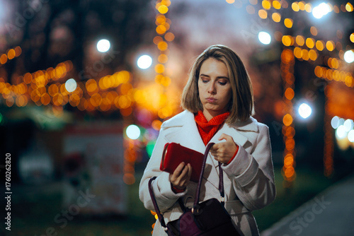 Cuadro en lienzo Woman Holding her Wallet Being Worried About Christmas Overspending