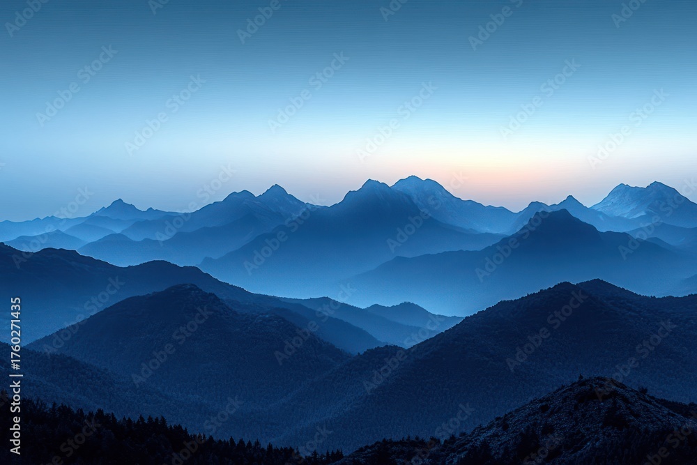 Naklejka premium Layers of misty blue mountains under a clear sky at dawn creating a peaceful and serene atmosphere