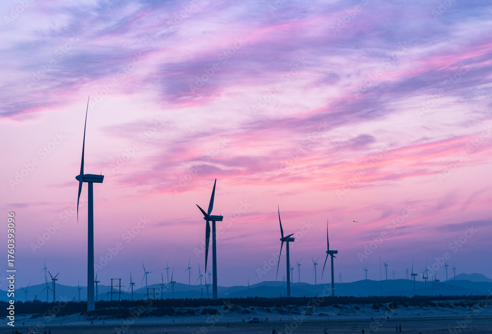 Obraz premium wind turbines at sunset