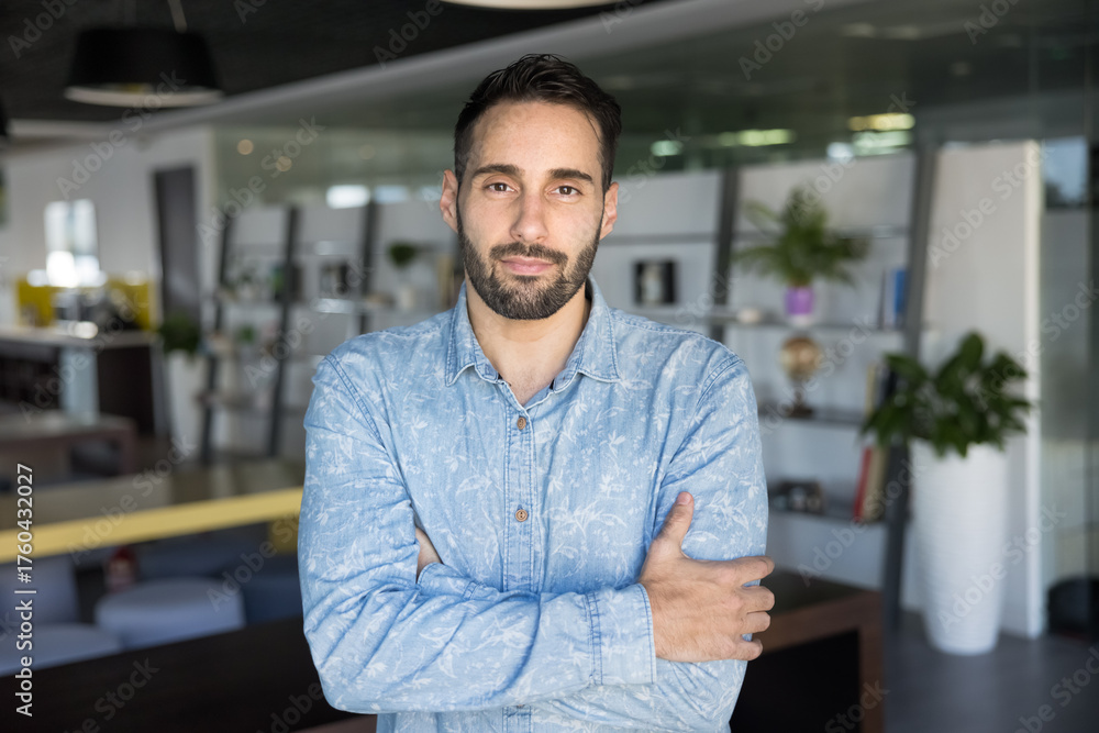 Obraz premium Headshot portrait young adult man business owner in work office