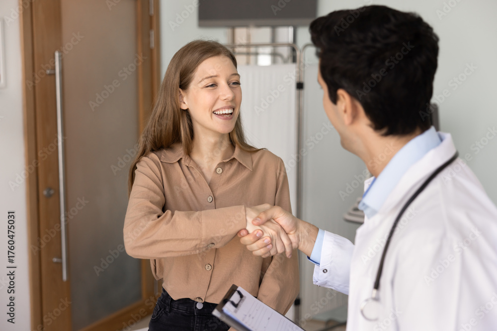 Fototapeta premium Woman shaking hands with professional man therapist