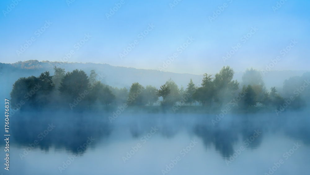 Obraz premium Foggy morning at lake Kratzmühlsee