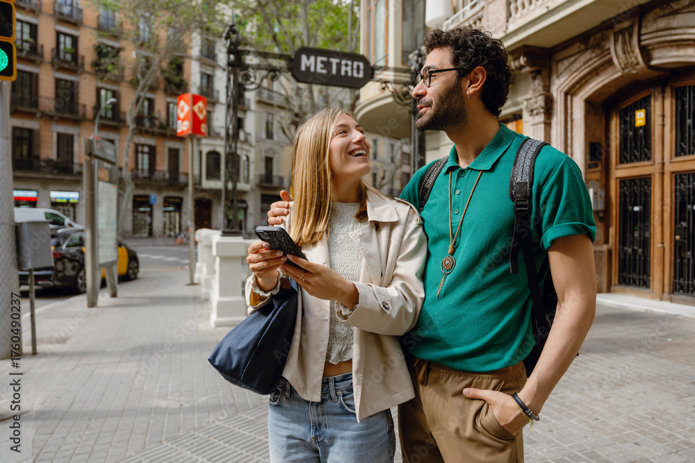 Obraz premium A man is talking and hugging a woman who is standing next to him and smiling while holding the phone