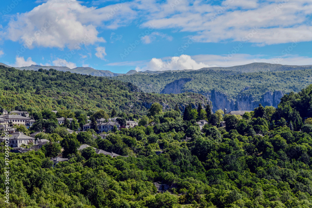 Naklejka premium Traditionelle Steinhäuser in der Region Monodendri-Zagori (Zagorochoria) in Epirus, Griechenland