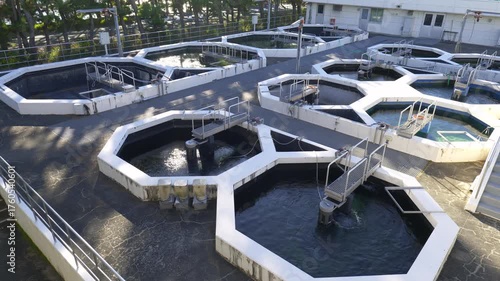 Wallpaper Mural 水産試験場の屋外水槽群と実験設備 Torontodigital.ca