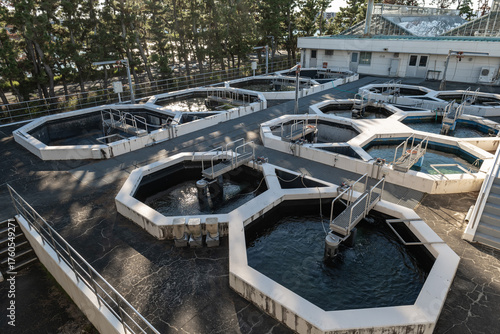 水産試験場の屋外水槽群と実験設備
