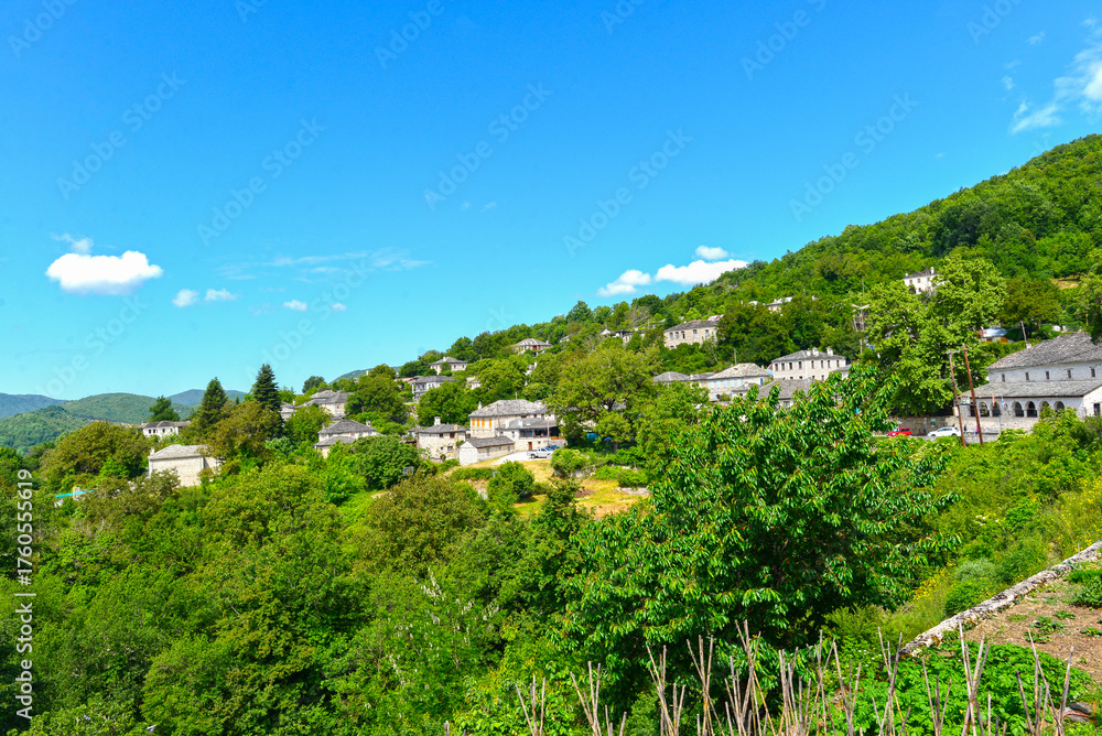 Obraz premium Bergdorf Koukouli in der Region Zagori (Zagorochoria) in Epirus, Griechenland
