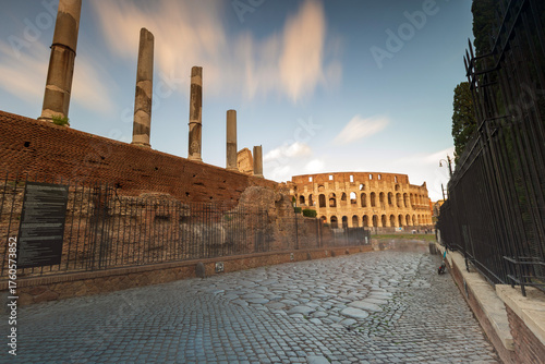 Wallpaper Mural  Il Colosseo a Roma. Scatto lento in pieno giorno. Anfiteatro   Flavio

 Torontodigital.ca