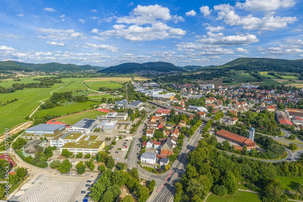 Fototapeta premium Ausblick auf das Tal der Pegnitz rund um Hersbruck im Naturpark Fränkische Schweiz-Frankenjura