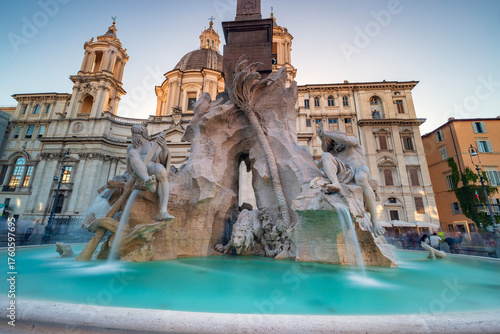 Wallpaper Mural Il Colosseo a Roma. Scatto lento in pieno giorno. Anfiteatro Flavio. Torontodigital.ca