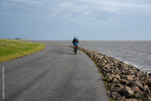 Radfahrer am Wattenmeer