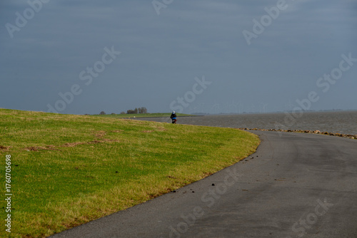Radfahrer am Wattenmeer