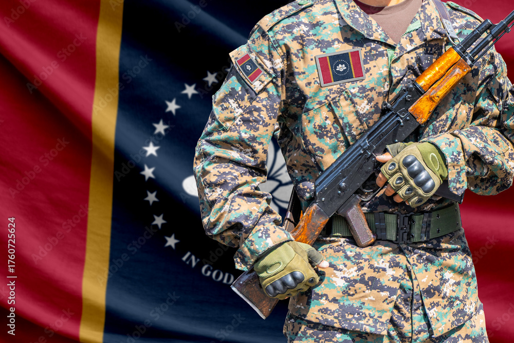 Obraz premium Mississippi new US state flag with soldier holding assault rifle in front of it