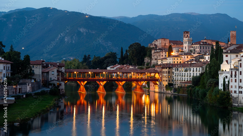 Obraz premium Night view of the Ponte Vecchio in Bassano del Grappa