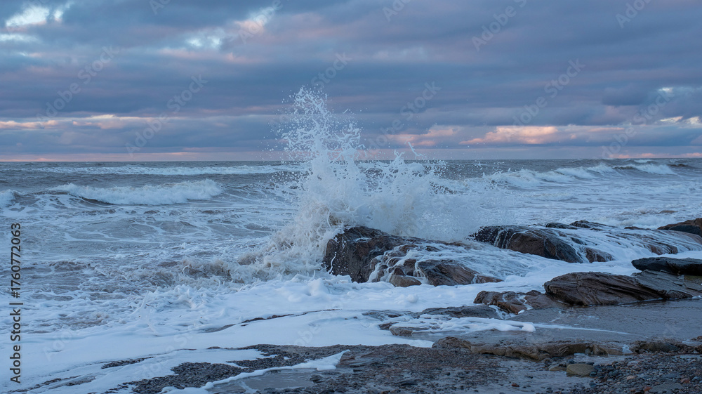 Obraz premium Cold waves pound the rocksof a northern coast