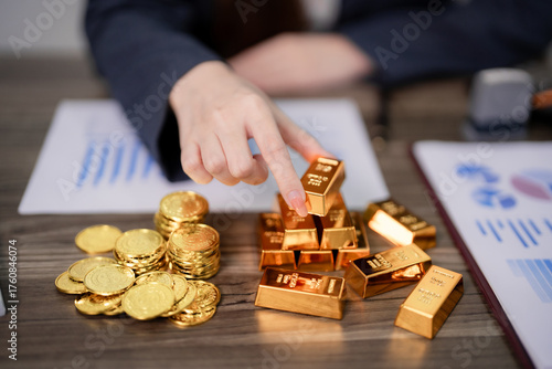 Cuadro en lienzo Businessperson managing gold investment portfolio analyzing market trends tradin